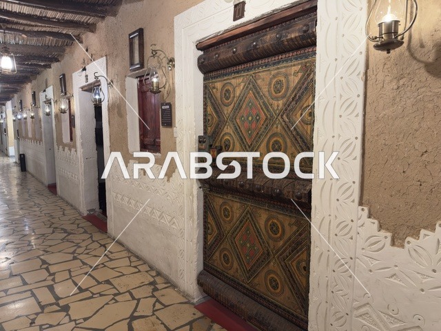 جدار مزخرف في متحف القرية الشعبية على كورنيش الدمام، معلم ثقافي وسياحي يجمع بين التراث والمطاعم والمقاهي، مكان لقضاء وقت ممتع مع العائلة في المملكة العربية السعودية