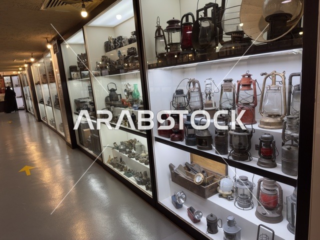 عرض الفوانيس المعدنية القديمة في متحف القرية الشعبية على كورنيش الدمام، معلم ثقافي وسياحي يجمع بين التراث والمطاعم والمقاهي، مكان لقضاء وقت ممتع مع العائلة في المملكة العربية السعودية