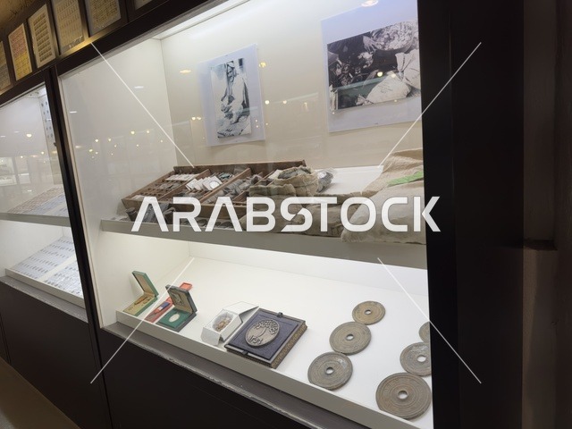 معلم ثقافي وسياحي يجمع بين التراث والمطاعم والمقاهي، عرض التحف والاواني القديمة داخل متحف القرية الشعبية على كورنيش الدمام، مكان لقضاء وقت ممتع مع العائلة في المملكة العربية السعودية