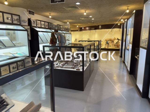 عرض التحف والاواني القديمة داخل متحف القرية الشعبية على كورنيش الدمام، معلم ثقافي وسياحي يجمع بين التراث والمطاعم والمقاهي، مكان لقضاء وقت ممتع مع العائلة في المملكة العربية السعودية