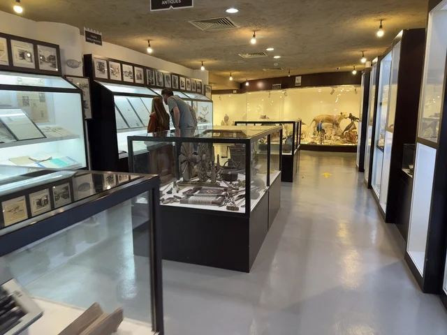 عرض التحف والاواني القديمة داخل متحف القرية الشعبية على كورنيش الدمام، معلم ثقافي وسياحي يجمع بين التراث والمطاعم والمقاهي، مكان لقضاء وقت ممتع مع العائلة في المملكة العربية السعودية