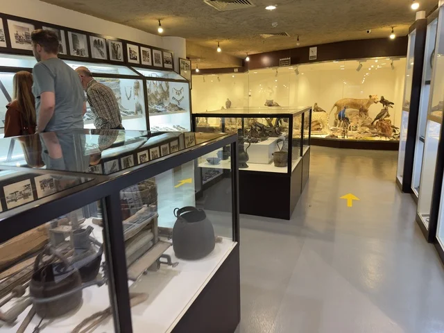 عرض التحف والاواني القديمة داخل متحف القرية الشعبية على كورنيش الدمام، معلم ثقافي وسياحي يجمع بين التراث والمطاعم والمقاهي، مكان لقضاء وقت ممتع مع العائلة في المملكة العربية السعودية