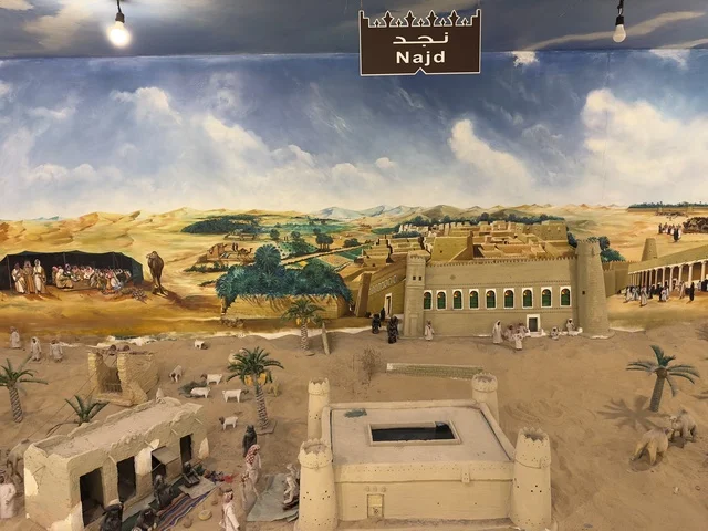 لوحة ملونة لمحافظة نجد في القرية الشعبية على كورنيش الدمام، معلم ثقافي وسياحي يجمع بين التراث والمطاعم والمقاهي، مكان لقضاء وقت ممتع مع العائلة في المملكة العربية السعودية