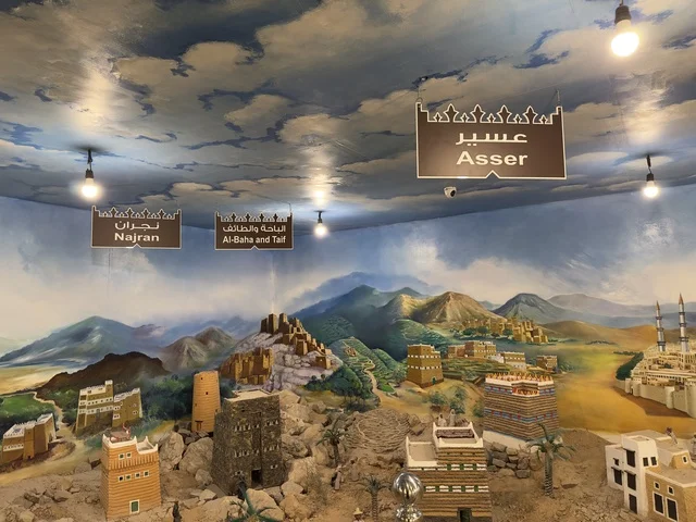 لوحة ملونة لمحافظة عسير وجازان والباحة والطائف في القديم في القرية الشعبية على كورنيش الدمام، معلم ثقافي وسياحي يجمع بين التراث والمطاعم والمقاهي، مكان لقضاء وقت ممتع مع العائلة في المملكة العربية السعودية