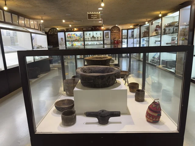 عرض الاواني القديمة في متحف القرية الشعبية على كورنيش الدمام، معلم ثقافي وسياحي يجمع بين التراث والمطاعم والمقاهي، مكان لقضاء وقت ممتع مع العائلة في المملكة العربية السعودية