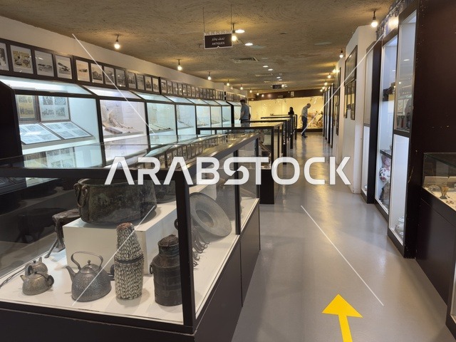 عرض الاواني القديمة في متحف القرية الشعبية على كورنيش الدمام، معلم ثقافي وسياحي يجمع بين التراث والمطاعم والمقاهي، مكان لقضاء وقت ممتع مع العائلة في المملكة العربية السعودية