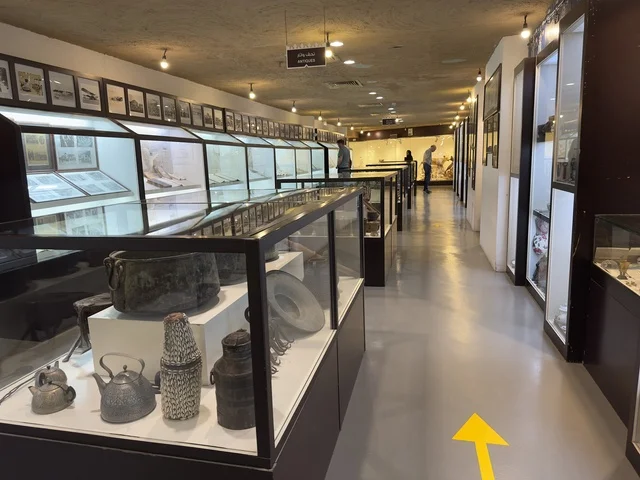 عرض الاواني القديمة في متحف القرية الشعبية على كورنيش الدمام، معلم ثقافي وسياحي يجمع بين التراث والمطاعم والمقاهي، مكان لقضاء وقت ممتع مع العائلة في المملكة العربية السعودية