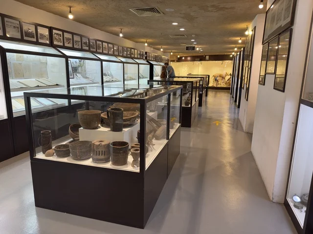 عرض الاواني القديمة في متحف القرية الشعبية على كورنيش الدمام، معلم ثقافي وسياحي يجمع بين التراث والمطاعم والمقاهي، مكان لقضاء وقت ممتع مع العائلة في المملكة العربية السعودية