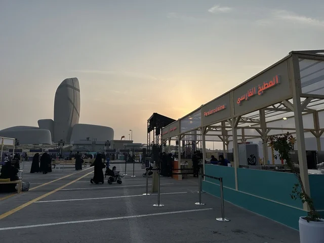 مطاعم مشهورة وعروض طهي حية، تجربة ترفيهية وتعليمية، نكهات عالمية متنوعة، جلسات خارجية ممتعه، مهرجان إثراء للطعام فى الشرقية ، الظهران، المملكة العربية السعودية، يوم 28 من ديسمبر 2025