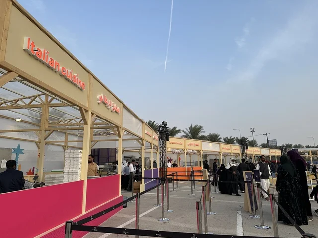 مطاعم مشهورة وعروض طهي حية، تجربة ترفيهية وتعليمية، نكهات عالمية متنوعة، جلسات خارجية ممتعه، مهرجان إثراء للطعام فى الشرقية ، الظهران، المملكة العربية السعودية، يوم 28 من ديسمبر 2025