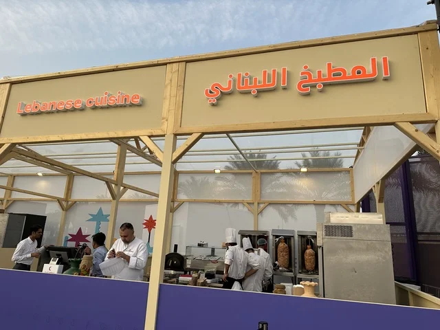 مطاعم مشهورة وعروض طهي حية، تجربة ترفيهية وتعليمية، نكهات عالمية متنوعة، جلسات خارجية ممتعه، مهرجان إثراء للطعام فى الشرقية ، الظهران، المملكة العربية السعودية، يوم 28 من ديسمبر 2025