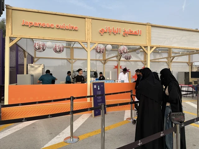 مطاعم مشهورة وعروض طهي حية، تجربة ترفيهية وتعليمية، نكهات عالمية متنوعة، جلسات خارجية ممتعه، مهرجان إثراء للطعام فى الشرقية ، الظهران، المملكة العربية السعودية، يوم 28 من ديسمبر 2025