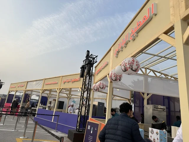 مطاعم مشهورة وعروض طهي حية، تجربة ترفيهية وتعليمية، نكهات عالمية متنوعة، جلسات خارجية ممتعه، مهرجان إثراء للطعام فى الشرقية ، الظهران، المملكة العربية السعودية، يوم 28 من ديسمبر 2025