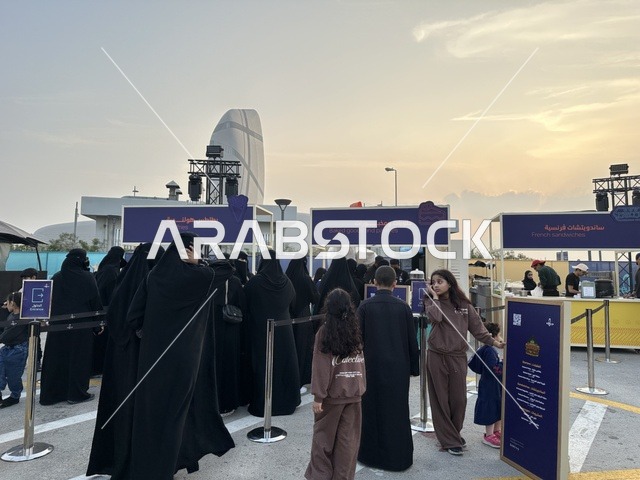 Family and entertainment atmosphere, famous restaurants and live cooking shows, an entertaining and educational experience, diverse global flavors, enjoyable outdoor seating, Ithra Food Festival in the Eastern Province, Dhahran, Saudi Arabia, on December 28, 2025.