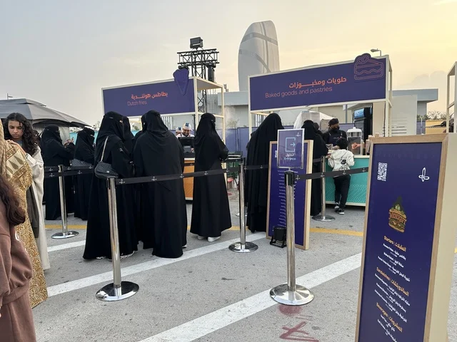 أجواء عائلية وترفيهية،  مطاعم مشهورة وعروض طهي حية، تجربة ترفيهية وتعليمية، نكهات عالمية متنوعة، جلسات خارجية ممتعه، مهرجان إثراء للطعام فى الشرقية ، الظهران، المملكة العربية السعودية، يوم 28 من ديسمبر 2025