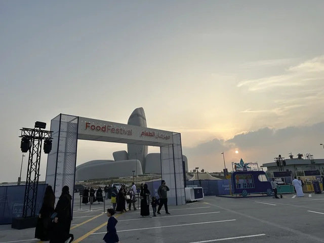 مدخل مهرجان للطعام فى حدائق إثراء الخارجية بالظهران، الشرقية ، المملكة العربية السعودية، يوم 28 من ديسمبر 2025 ،أجواء عائلية وترفيهية،  مطاعم مشهورة وعروض طهي حية، تجربة ترفيهية وتعليمية،  نكهات عالمية متنوعة، جلسات خارجية ممتعه