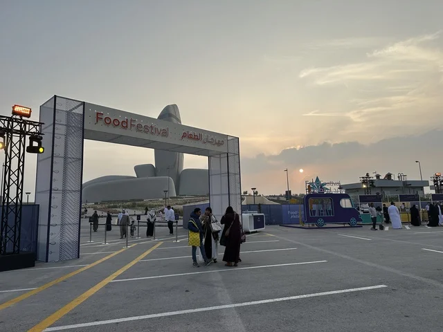 مدخل مهرجان للطعام فى حدائق إثراء الخارجية بالظهران، الشرقية ، المملكة العربية السعودية، يوم 28 من ديسمبر 2025 ،أجواء عائلية وترفيهية،  مطاعم مشهورة وعروض طهي حية، تجربة ترفيهية وتعليمية،  نكهات عالمية متنوعة، جلسات خارجية ممتعه