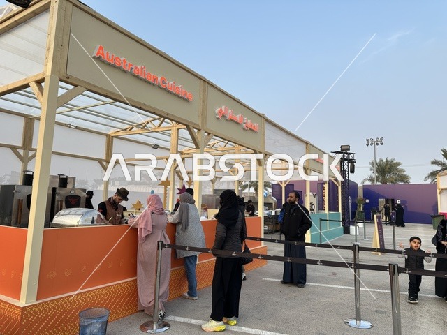 عروض طهي حية فى مهرجان للطعام فى حدائق إثراء الخارجية بالظهران، الشرقية ، المملكة العربية السعودية، يوم 28 من ديسمبر 2025 ،أجواء عائلية وترفيهية، تجربة ترفيهية وتعليمية،  نكهات عالمية متنوعة، جلسات خارجية ممتعه