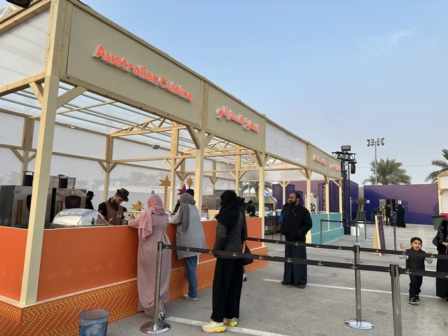 عروض طهي حية فى مهرجان للطعام فى حدائق إثراء الخارجية بالظهران، الشرقية ، المملكة العربية السعودية، يوم 28 من ديسمبر 2025 ،أجواء عائلية وترفيهية، تجربة ترفيهية وتعليمية،  نكهات عالمية متنوعة، جلسات خارجية ممتعه