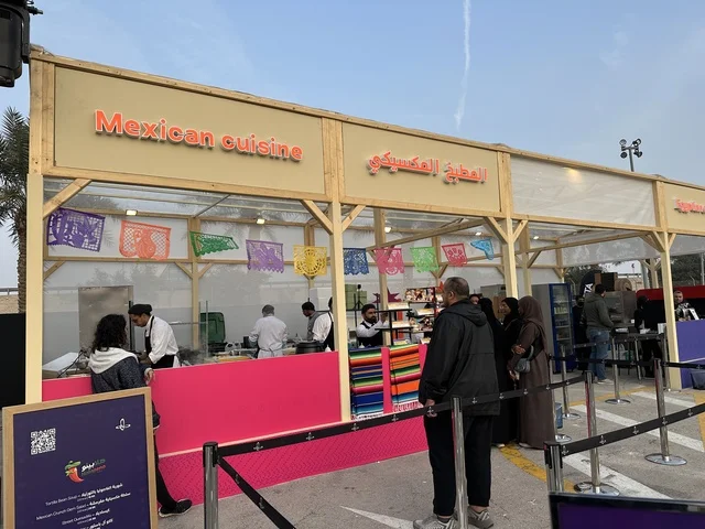 عروض طهي حية فى مهرجان للطعام فى حدائق إثراء الخارجية بالظهران، الشرقية ، المملكة العربية السعودية، يوم 28 من ديسمبر 2025 ،أجواء عائلية وترفيهية، تجربة ترفيهية وتعليمية،  نكهات عالمية متنوعة، جلسات خارجية ممتعه