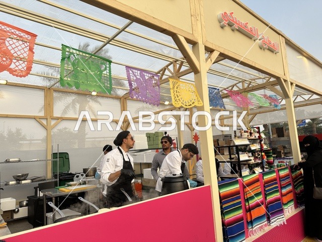 عروض طهي حية فى مهرجان للطعام فى حدائق إثراء الخارجية بالظهران، الشرقية ، المملكة العربية السعودية، يوم 28 من ديسمبر 2025 ،أجواء عائلية وترفيهية، تجربة ترفيهية وتعليمية،  نكهات عالمية متنوعة، جلسات خارجية ممتعه