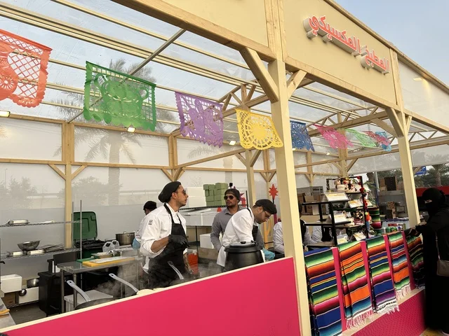 عروض طهي حية فى مهرجان للطعام فى حدائق إثراء الخارجية بالظهران، الشرقية ، المملكة العربية السعودية، يوم 28 من ديسمبر 2025 ،أجواء عائلية وترفيهية، تجربة ترفيهية وتعليمية،  نكهات عالمية متنوعة، جلسات خارجية ممتعه