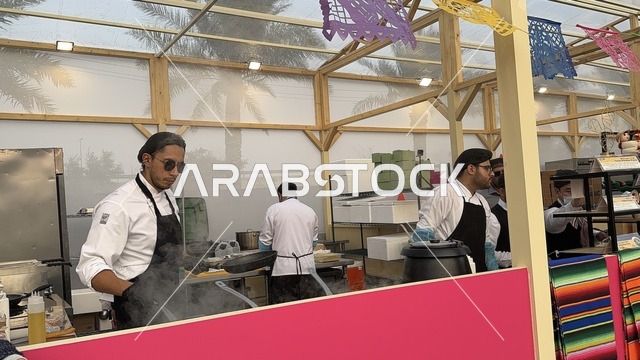 عروض طهي حية فى مهرجان للطعام فى حدائق إثراء الخارجية بالظهران، الشرقية ، المملكة العربية السعودية، يوم 28 من ديسمبر 2025 ،أجواء عائلية وترفيهية، تجربة ترفيهية وتعليمية،  نكهات عالمية متنوعة، جلسات خارجية ممتعه