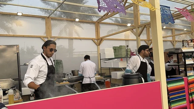 عروض طهي حية فى مهرجان للطعام فى حدائق إثراء الخارجية بالظهران، الشرقية ، المملكة العربية السعودية، يوم 28 من ديسمبر 2025 ،أجواء عائلية وترفيهية، تجربة ترفيهية وتعليمية،  نكهات عالمية متنوعة، جلسات خارجية ممتعه