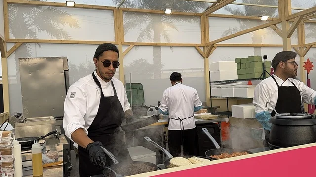 عروض طهي حية فى مهرجان للطعام فى حدائق إثراء الخارجية بالظهران، الشرقية ، المملكة العربية السعودية، يوم 28 من ديسمبر 2025 ،أجواء عائلية وترفيهية، تجربة ترفيهية وتعليمية، نكهات عالمية متنوعة، جلسات خارجية ممتعه عروض طهي حية فى مهرجان للطعام فى حدائق إثراء الخارجية بالظهران، الشرقية ، المملكة العربية السعودية، يوم 28 من ديسمبر 2025 ،أجواء عائلية وترفيهية، تجربة ترفيهية وتعليمية، نكهات عالمية متنوعة، جلسات خارجية ممتعه