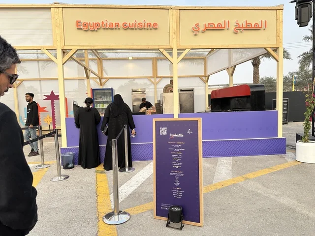 مطاعم دولية ومحلية فى مهرجان للطعام فى حدائق إثراء الخارجية بالظهران، الشرقية ، المملكة العربية السعودية، يوم 28 من ديسمبر 2025 ،أجواء عائلية وترفيهية، تجربة ترفيهية وتعليمية،  نكهات عالمية متنوعة، جلسات خارجية ممتعه