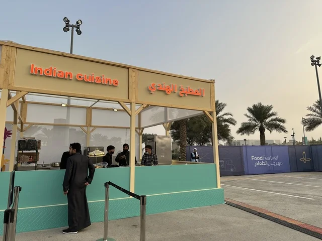 مطاعم دولية ومحلية فى مهرجان للطعام فى حدائق إثراء الخارجية بالظهران، الشرقية ، المملكة العربية السعودية، يوم 28 من ديسمبر 2025 ،أجواء عائلية وترفيهية، تجربة ترفيهية وتعليمية،  نكهات عالمية متنوعة، جلسات خارجية ممتعه