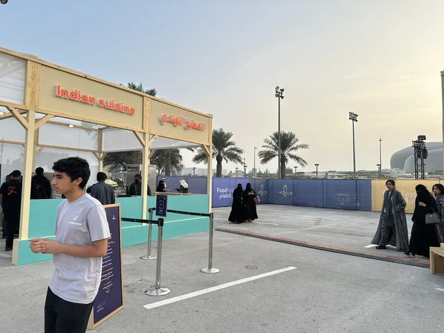 مطاعم دولية ومحلية فى مهرجان للطعام فى حدائق إثراء الخارجية بالظهران، الشرقية ، المملكة العربية السعودية، يوم 28 من ديسمبر 2025 ،أجواء عائلية وترفيهية، تجربة ترفيهية وتعليمية،  نكهات عالمية متنوعة، جلسات خارجية ممتعه