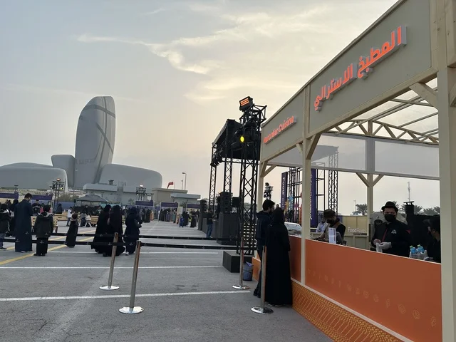 مطاعم دولية ومحلية فى مهرجان للطعام فى حدائق إثراء الخارجية بالظهران، الشرقية ، المملكة العربية السعودية، يوم 28 من ديسمبر 2025 ،أجواء عائلية وترفيهية، تجربة ترفيهية وتعليمية،  نكهات عالمية متنوعة، جلسات خارجية ممتعه