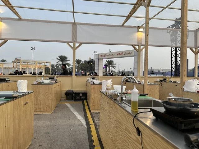 تجربة الطهي فى مهرجان للطعام فى حدائق إثراء الخارجية بالظهران، الشرقية ، المملكة العربية السعودية، يوم 28 من ديسمبر 2025 ،أجواء عائلية وترفيهية، تجربة ترفيهية وتعليمية، مطاعم دولية ومحلية ، نكهات عالمية متنوعة، جلسات خارجية ممتعه