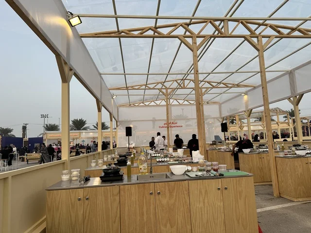 تجربة الطهي فى مهرجان للطعام فى حدائق إثراء الخارجية بالظهران، الشرقية ، المملكة العربية السعودية، يوم 28 من ديسمبر 2025 ،أجواء عائلية وترفيهية، تجربة ترفيهية وتعليمية، مطاعم دولية ومحلية ، نكهات عالمية متنوعة، جلسات خارجية ممتعه