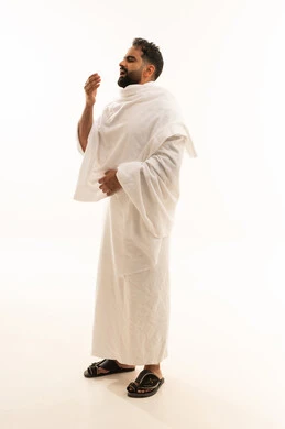 التهاب الأنف التحسسي, الشعور بالمرض و الزكام والحاجة الى العلاج والدواء, آداء مناسك الحج والعمرة، بورتريه لرجل مسلم خليجي سعودي مبتسم يرتدي ملابس الاحرام يقوم بالعطس, صوة الجسم بالطول الكامل، خلفية بيضاء