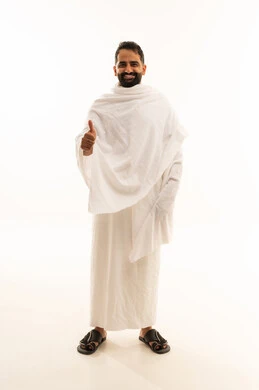 إيماءات وجه ويدين تدل على القبول والموافقة والإعجاب، بورتريه لرجل مسلم خليجي سعودي مبتسم يرتدي ملابس الاحرام ويرفع اصبع الابهام لاعلى، آداء مناسك الحج والعمرة، الركن الخامس من أركان الاسلام، الجسم بالطول الكامل، خلفية بيضاء