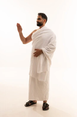 تعابير الحزم والجدية, طلب التوقف وعدم الاقتراب, مفهوم الرفض والامتناع والانزعاج,  بورتريه لرجل عربي سعودي خليجي يرتدي ملابس الإحرام يمد يده نحو الأمام مع رفع الكف بإيماءات النهي عن فعل امر ما,أداء مناسك الحج والعمرة، صورة الجسم بالطول الكامل، خلفية بيضاء