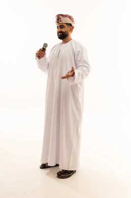 العمل في تقديم الفقرات والبرامج الفنية الترفيهية، إلقاء المحاضرات وإقامة الندوات، تبادل الحوار والاستفادة من الخبرات، بورتريه لرجل عربي خليجي عماني يرتدي الدشداشة و العمامة، الجسم بالطول الكامل، خلفية بيضاء