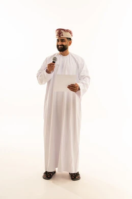 ممارسة موهبه الغناء، اعداد التقارير الخاصة بالعمل، متابعة ومراجعة الخطط والمشاريع المكتبية، بورتريه لرجل عربي خليجي عماني يرتدي الدشداشة و العمامة ينظر الى الاوراق البيضاء يمسك بيده المايك, التدقيق في قراءة الملاحظات، الجسم بالطول الكامل، خلفية بيضاء