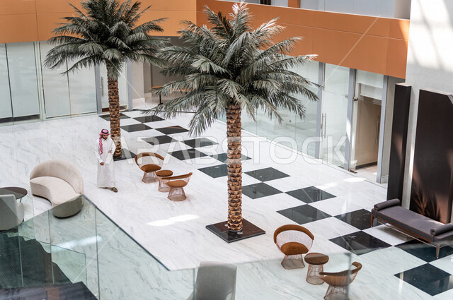 رجل خليجي سعودي ، يقوم بإجراء مكالمة هاتفية عبر الهاتف المحمول في داخل الفندق السياحي ، إستخدام أجهزة تقنية حديثة ، جلسة عمل، مفهوم إدارة الأعمال، عقد صفقات تجارية ، العمل عن بعد ، التسويق الإلكتروني، رحلة عمل ، سياحة وفندقة ، سياحة وسفر