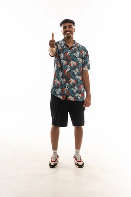 النظر الى الكاميرا و رفع اصبع الابهام للاعلى على الاعجاب و الموافقة , رجل عربي خليجي عماني يرتدي الزي الكاجوال , ايماءة السعادة و الابتسامة , بورتريه خلفية بيضاء , الجسم بالطول الكامل