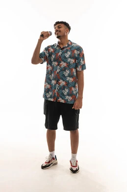 الاندماج في الغناء و الاستمتاع بالموسيقى , رجل عربي خليجي عماني يرتدي الزي الكاجوال , الوقوف امام الكاميرا , النظر للاعلى , الجسم بالطول الكامل , بورتريه خلفية بيضاء