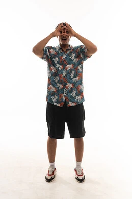 حركة دائرية باصبعي السبابة و الابهام اشارة للمنظار المقرب للاشياء البعيدة , رجل عربي خليجي عماني يرتدي الزي الكاجوال ينظر للكاميرا , ايماءات السعادة , الجسم بالطول الكامل , بورتريه خلفية بيضاء