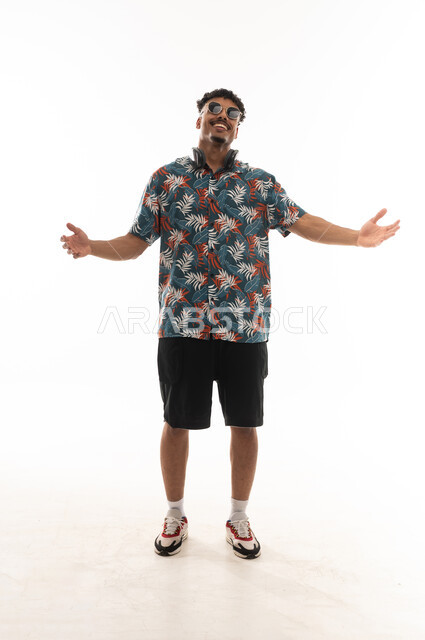 فرد الذراعين في الهواء اشارة على السعادة و الاستمتاع , رجل عربي خليجي عماني يرتدي الزي الكاجوال , الوقوف امام الكاميرا , ايماءات البهجة , الجسم بالطول الكامل , بورتريه خلفية بيضاء
