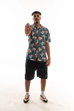 فتح باطن الكف اامام الكاميرا , رجل عربي خليجي عماني يرتدي الزي الكاجوال , اشارة التوقف و منع الاقتراب , ايماءات الضيق , بورتريه خلفية بيضاء , الجسم بالطول الكامل