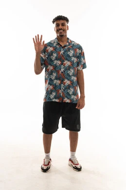 رجل عربي خليجي عماني يرتدي الزي الكاجوال يرفع يده امام الكاميرا علامة الترحيب و السلام , بورتريه خلفية بيضاء , الجسم بالطول الكامل , اشارة رقم خمسة