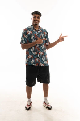 نظرة امامية للكاميرا , رفع اصبعي السبابة للجانب , رجل عربي خليجي عماني يرتدي الزي الكاجوال , ايماءات السعادة و الابتسامة , الجسم بالطول الكامل , بورتريه خلفية بيضاء