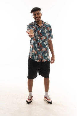 رجل عربي خليجي عماني يرتدي الزي الكاجوال يقوم بفرد الذراع بالكامل , فتح كف اليد اشارة الى التحية و السلام , بورتريه خلفية بيضاء , ايماءات السعادة و الابتسامة , الجسم بالطول الكامل