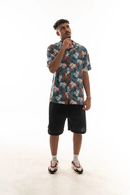 وضع الاصابع تحت الذقن اشارة الى الاستغراق في التفكير و الحيرة الشديدة , رجل عربي خليجي عماني يرتدي الزي الكاجوال , النظر الي شئ ما , بورتريه خلفية بيضاء , الجسم بالطول الكامل